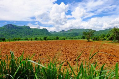 Dağlar, mavi gökyüzü ve parlak gün içinde güzel bulutlar görünümünü. akarsu yeşil ormanlar arasında. Nehir ve Khao Laem Barajı, Sangklaburi, Thailand.2018 Mayıs 5 Pzt köprüde baraja çevreleyen toplulukların görünümü.