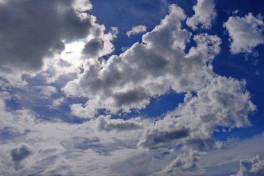 Mavi gökyüzünde beyaz bulutlar 