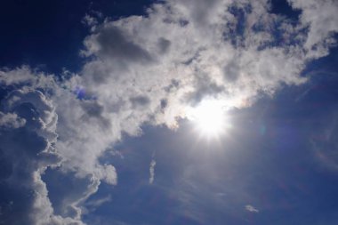 Mavi gökyüzünde beyaz bulutlar 