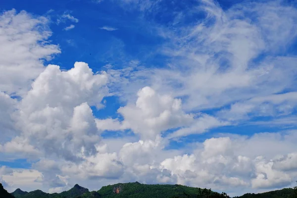 Blick Auf Berge Blauen Himmel Und Schöne Wolken Hellen Tagen — Stockfoto