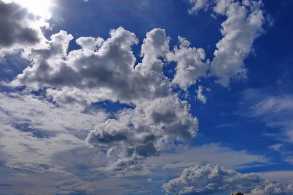 Witte Wolken Blauwe Lucht — Stockfoto