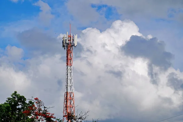Antena Telefônica Com Céu Azultécnicos Estão Instalando Equipamento Além Disso — Fotografia de Stock