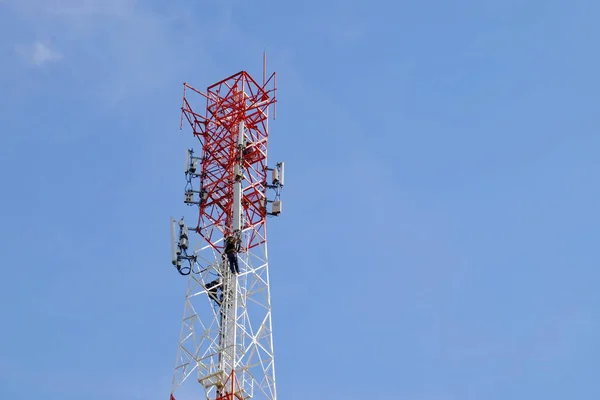 Antena Telefônica Com Céu Azultécnicos Estão Instalando Equipamento Além Disso — Fotografia de Stock