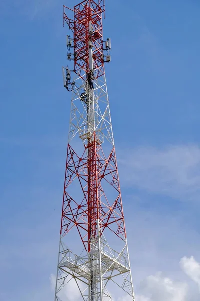 Телефонная Антенна Голубыми Skytechnicians Устанавливают Оборудование Кроме Беспроводная Телеграфная Система — стоковое фото