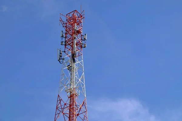 Antenna Telefonica Con Cielo Blu Tecnici Stanno Installando Apparecchiatura Inoltre — Foto Stock