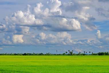 Dağlar, gökyüzü, yeşil alanları ve akış görünümü parlak güneşli günlerde. Mavi gökyüzü ve parlak gün içinde güzel bulutlar.