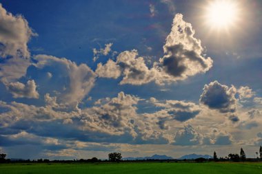Mavi gökyüzü ve parlak gün içinde güzel bulutlar