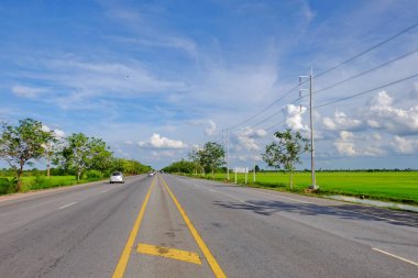 Dağ yolundan ağaçları ile. Manzaralı yoldan yeşil ağaçlar ve gökyüzü vardır. Tayland seyahat.
