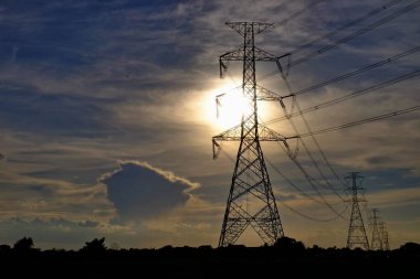 Gün batımında elektrikli direk