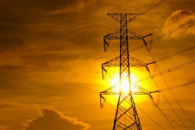 Yüksek gerilim iletim gönder elektrik santrali insanlara kuleleri. Günbatımında ile gökyüzü altın