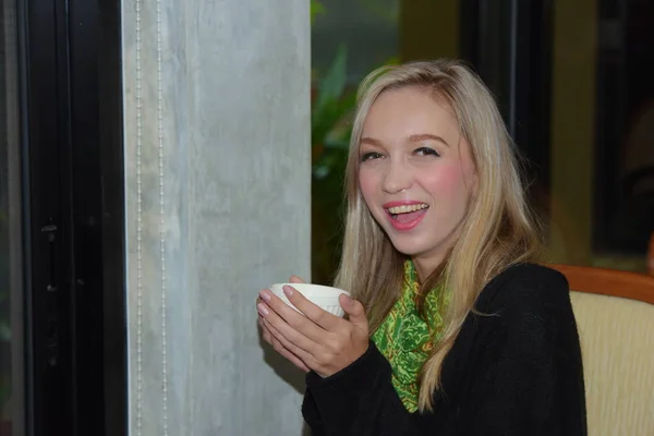 Hermosa Chica Está Bebiendo Café Cafetería — Foto de Stock