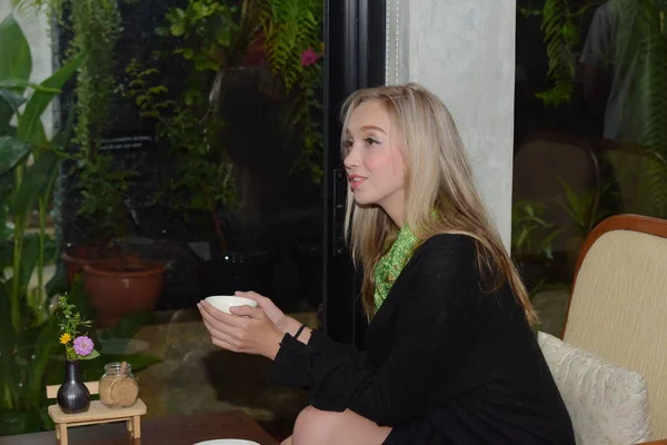Hermosa Chica Está Bebiendo Café Cafetería —  Fotos de Stock