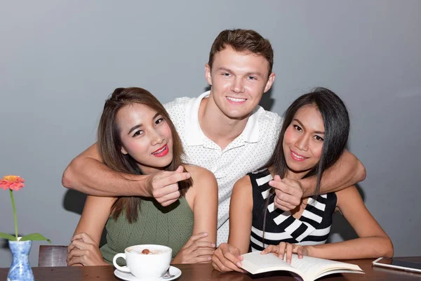 Amigos Está Leyendo Libro Tomando Café — Foto de Stock