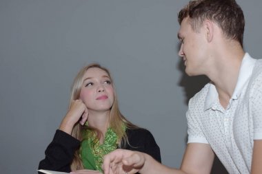 Çiftler kafede yemek ve kahve keyfi.