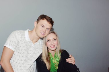 Çiftler kafede yemek ve kahve keyfi.