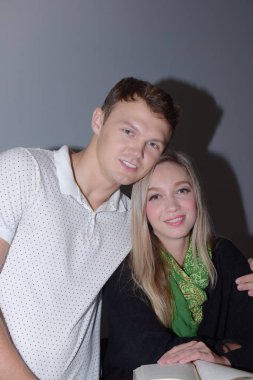 Çiftler kafede yemek ve kahve keyfi.