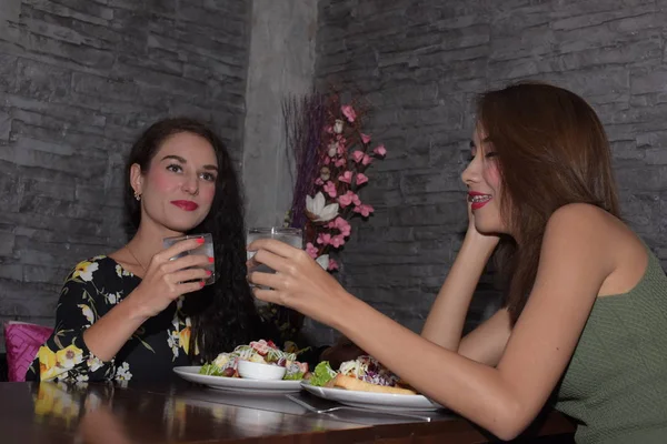 Las Mujeres Están Comiendo Celebrando Cafetería — Foto de Stock