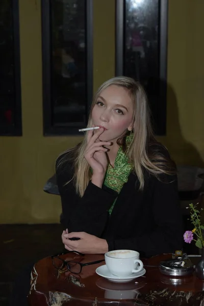 Menina Bonita Está Fumando Lado Fora Café — Fotografia de Stock