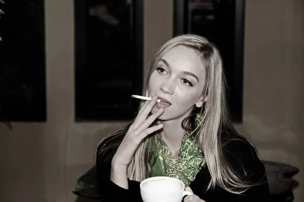 Hermosa Chica Está Fumando Exterior Cafetería — Foto de Stock