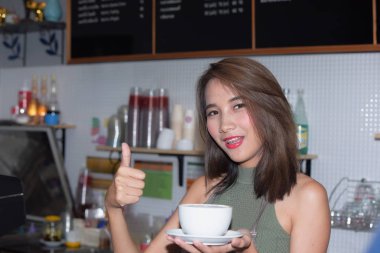 Kadın coffe ile fincan tutan ve Ok işareti gösteren