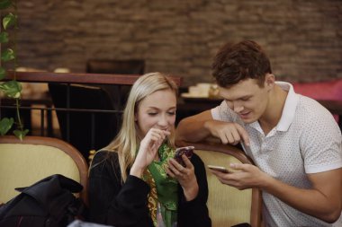 Çift cep telefonu kullanıyor