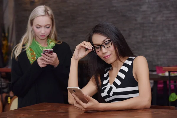 Las Mujeres Está Utilizando Teléfonos Móviles Mesa — Foto de Stock