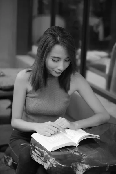 Una Hermosa Chica Está Leyendo Libro Fuera Una Cafetería —  Fotos de Stock