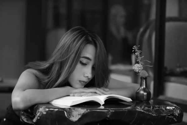 Una Hermosa Chica Está Leyendo Libro Fuera Una Cafetería — Foto de Stock