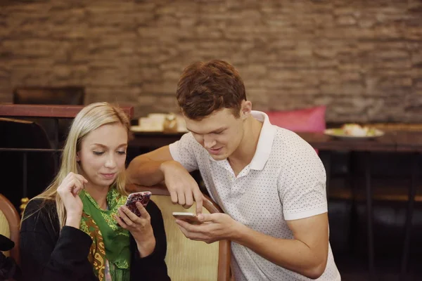 Çiftler kafede yemek ve kahve keyfi.