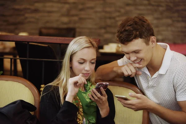 Çiftler kafede yemek ve kahve keyfi.