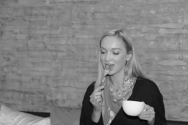 Hermosa Chica Está Usando Teléfono Móvil Comiendo Restaurante — Foto de Stock