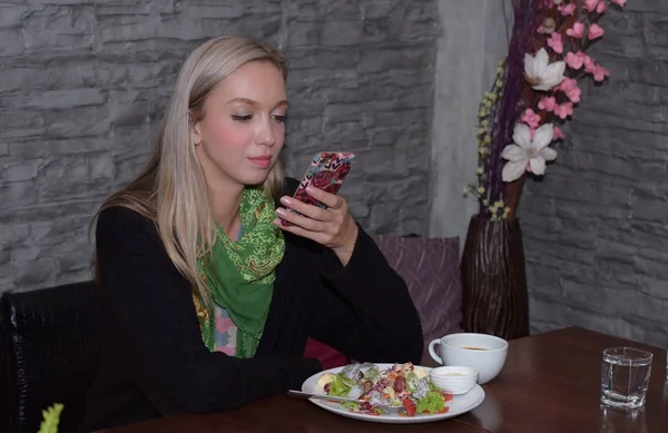 Hermosa Chica Está Usando Teléfono Móvil Comiendo Restaurante — Foto de Stock