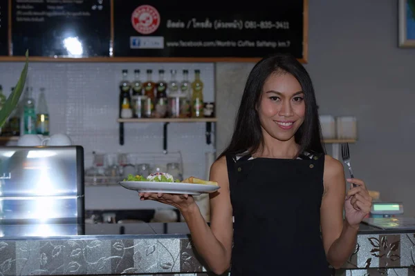 Красивая Азиатская Женщина Держит Блюдо Тарелке — стоковое фото