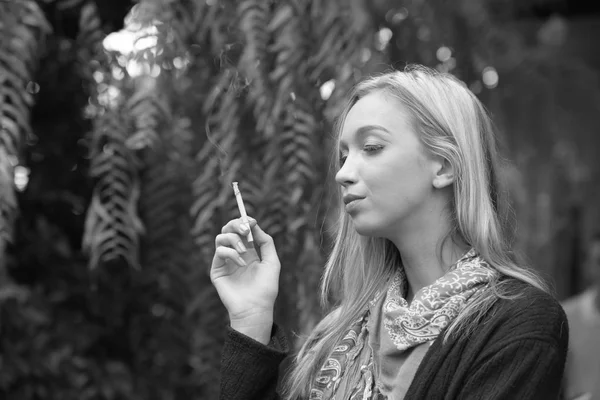 Jovem Mulher Fumar Cigarro Jardim Verde — Fotografia de Stock