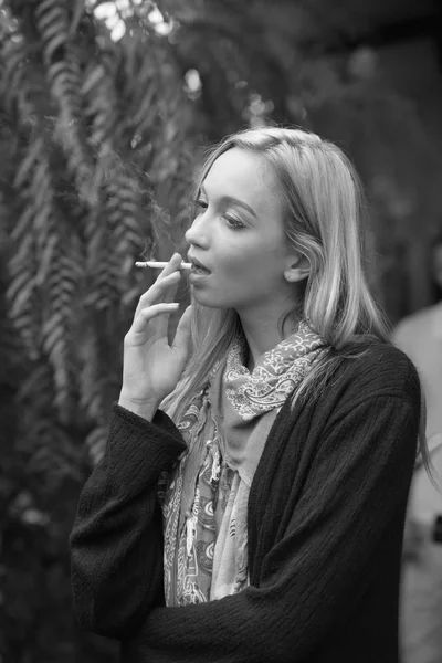 Mujer Joven Fumar Cigarrillo Jardín Verde — Foto de Stock