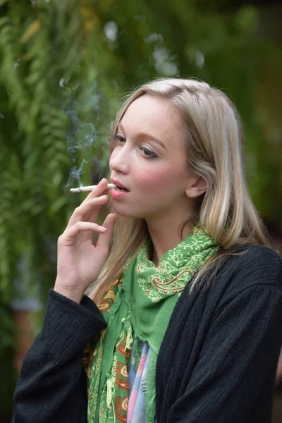 Young Woman Smoking Cigarette Green Garden — Stock Photo, Image