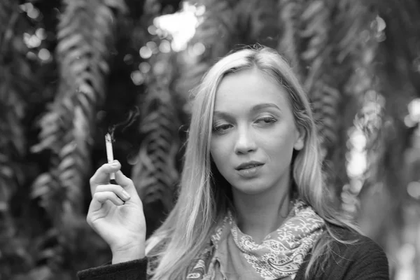 Young Woman Smoking Cigarette Green Garden — Stock Photo, Image