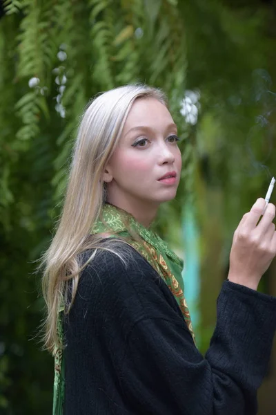 Beautiful Brunette Girl Uses Cigarette Portrait Beautiful Young Woman Smoking — Stock Photo, Image