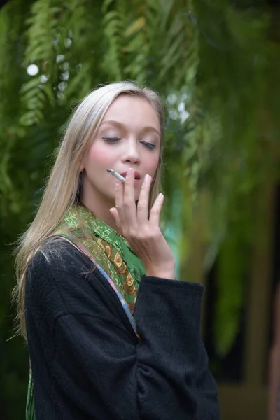 Krásná Brunetka Používá Cigaretu Portrét Krásná Mladá Žena Kouření Cigaret — Stock fotografie