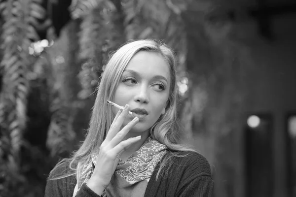 Beautiful Brunette Girl Uses Cigarette Portrait Beautiful Young Woman Smoking — Stock Photo, Image