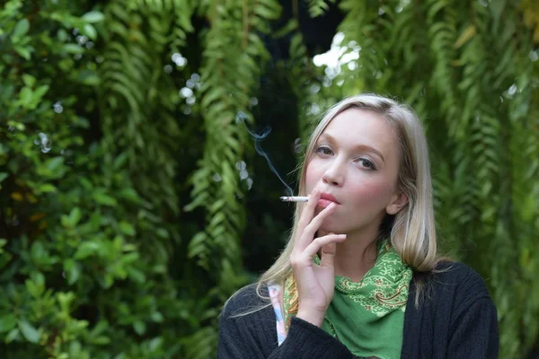 Hermosa Chica Morena Utiliza Cigarrillo Retrato Una Hermosa Mujer Joven — Foto de Stock
