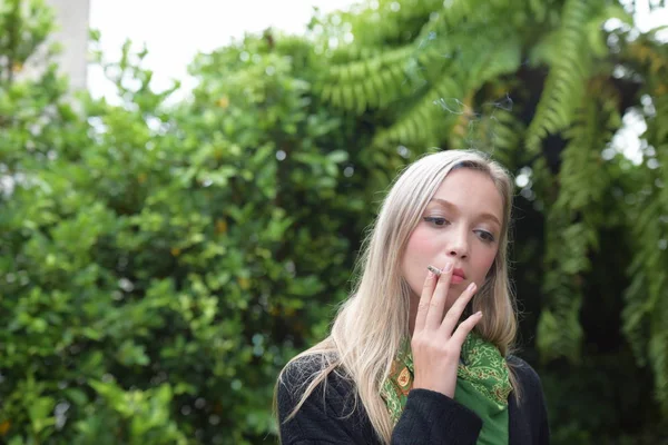 Young Woman Smoking Cigarette Green Garden — Stock Photo, Image