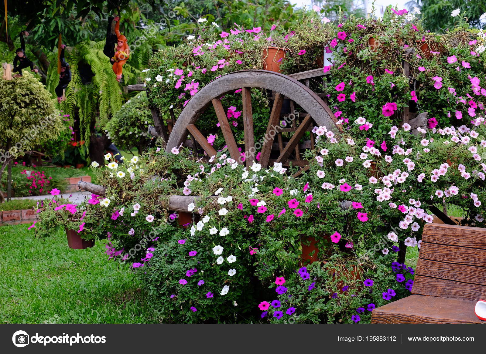 Beautiful Flowers Garden Butterfly Bee Beautiful Flowers Fence Beautiful White Stock Editorial Photo C Tharathiponsri Gmail Com 195883112