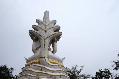 güzel tapınak Tayland açık gökyüzü ile. Tapınak uzun yıllar önce benzersiz Tay tarzı mimari ile inşa oldu. Tayland tapınak çoğunu Tay altın renkli dekorasyon desenle tarafından dekore edilmiştir.