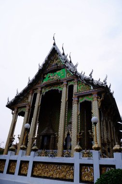 güzel tapınak Tayland açık gökyüzü ile. Tapınak uzun yıllar önce benzersiz Tay tarzı mimari ile inşa oldu. Tayland tapınak çoğunu Tay altın renkli dekorasyon desenle tarafından dekore edilmiştir.