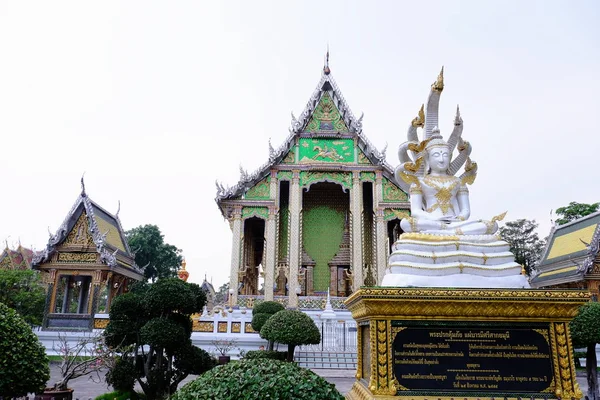 泰国的一座美丽的寺庙 天空晴朗 寺庙在许多年前修造了以独特的泰国样式建筑学 泰国大部分寺庙都是用泰国图案装饰的金色装饰 — 图库照片
