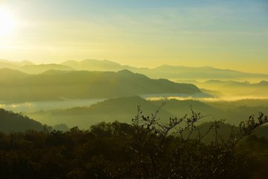 Ayında en yüksek ararken bir görünümünü gökten, sis, Dağ Manzaralı sabah şafak önce. Sunrise yüksek tepe sabah.