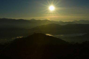Ayında en yüksek ararken bir görünümünü gökten, sis, Dağ Manzaralı sabah şafak önce. Sunrise yüksek tepe sabah.