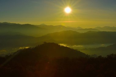 Güzel gökyüzü ve altın bulutlar. Ve dağ Güneş doğmadan önce. Sabah erkenden. Güneşin doğuşunu tepenin üstünden.