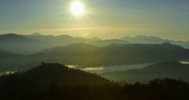Güzel gökyüzü ve altın bulutlar. Ve dağ Güneş doğmadan önce. Sabah erkenden. Güneşin doğuşunu tepenin üstünden.
